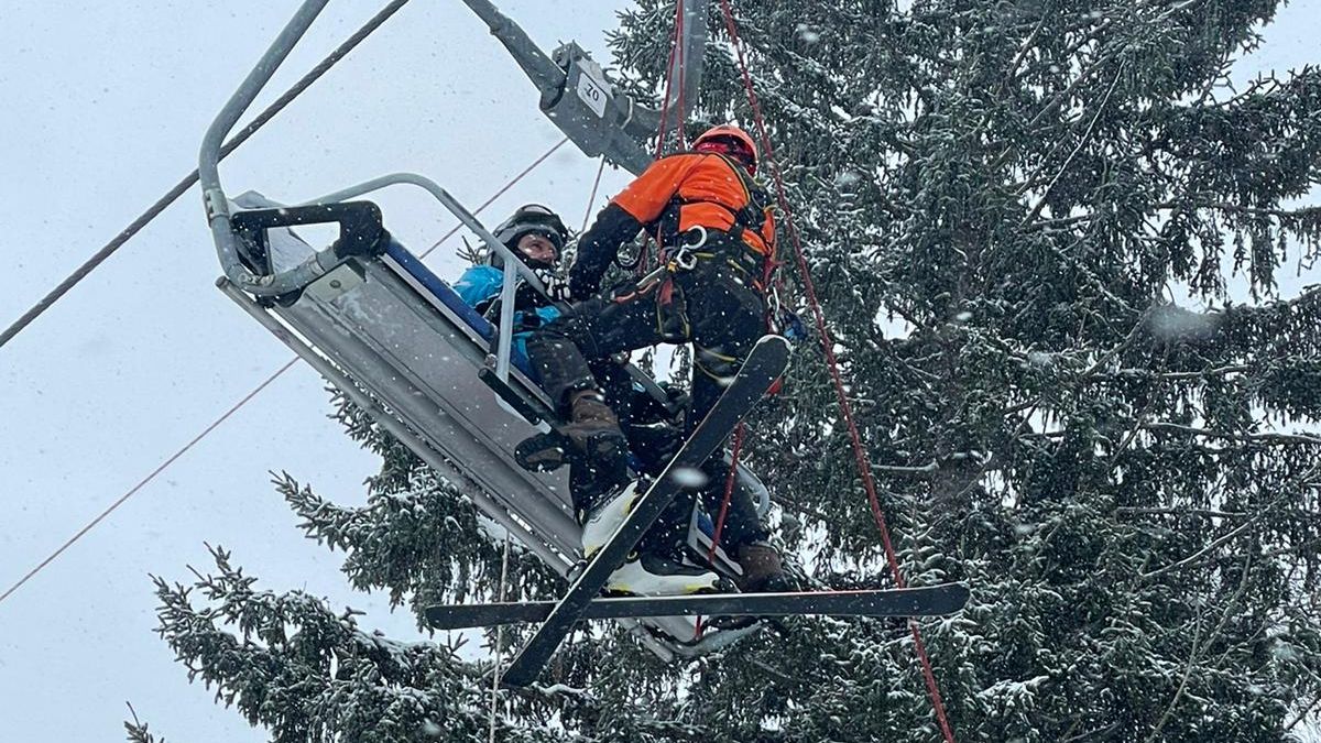 Hasiči evakuovali desítky lyžařů z lanovky na Šumpersku